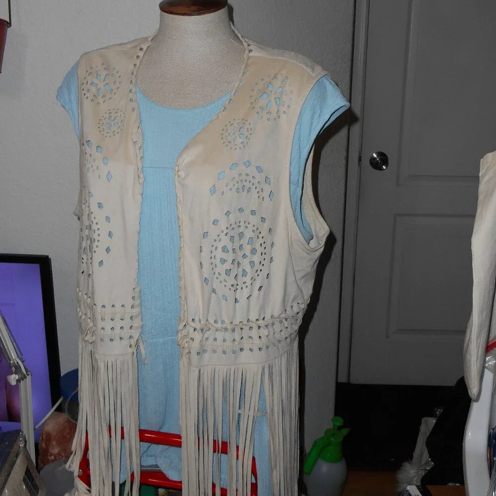WESTERN BOHO STYLE TAN FAUX SUEDE LEATHER FRINGE EYELET VEST PYRAMID COLLECTION - Picture 10 of 13